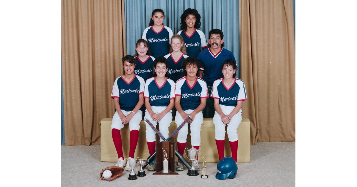 Softball / Team Photo 1980's MAD on New Zealand
