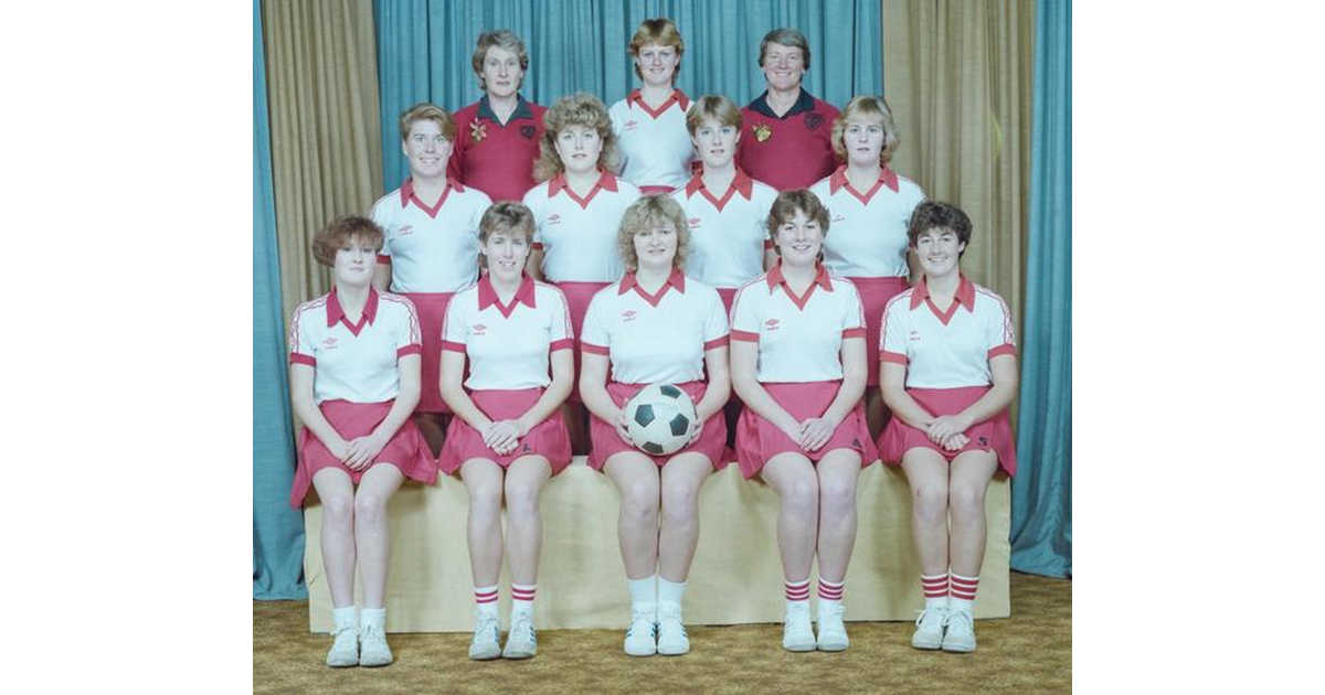 netball-basketball-team-photo-1980-s-mad-on-new-zealand