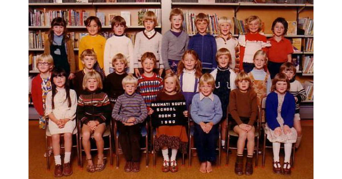School Photo 1990's / Raumati South School Raumati Beach MAD on