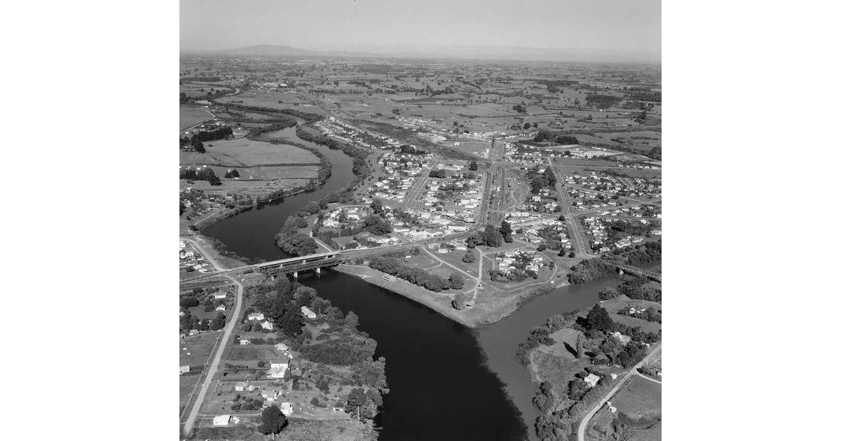 historical-photos-waikato-photography-historical-mad-on-new